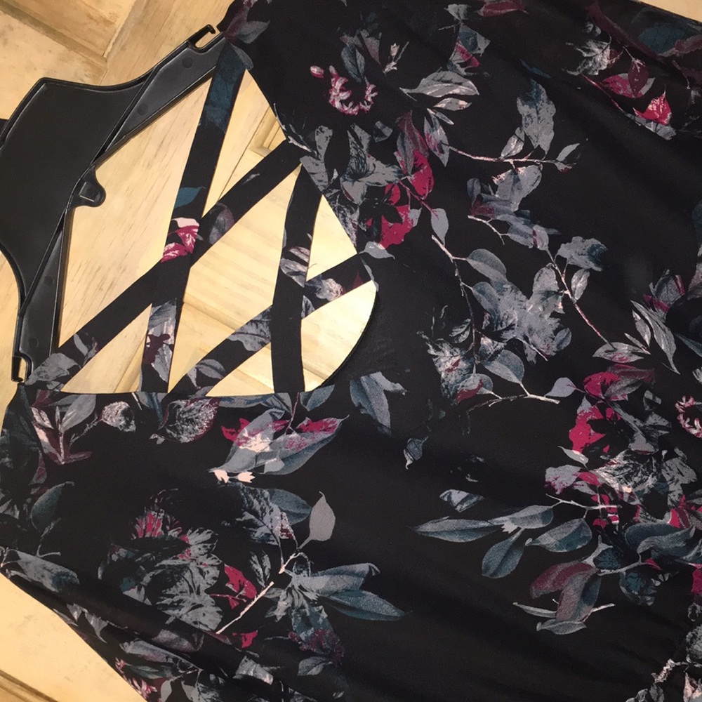 Black floral cross cross - Picture 4 of 5